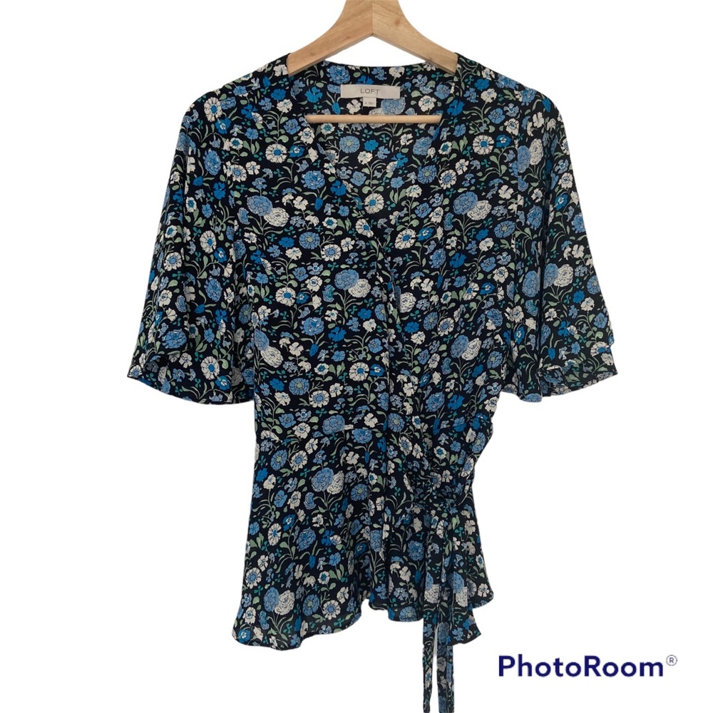 LOFT BLACK/BLUE FLORAL WRAP TOP/BLOUSE WITH PEPLUM AND FLUTTER SLEEVES, MEDIUM